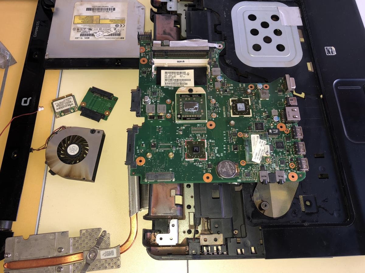 Лаптоп HP COMPAQ 615 на части