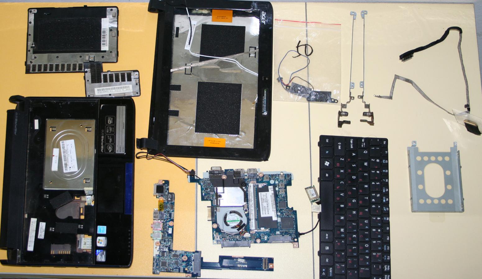 Acer Aspire One на части